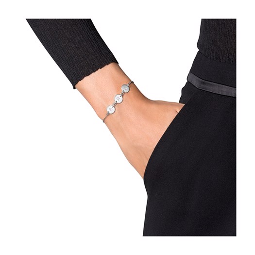 Jane Kønig Lovetag armbånd med 3 vedhæng 3-LOVE-TAG-S på model